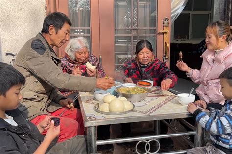 一家人的日常午餐：婆婆蒸馒头，媳妇炒大锅菜，简单的一顿农家饭_凤凰网视频_凤凰网