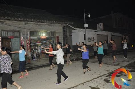 李孝荣的广场舞舞蹈队正在排练节目。