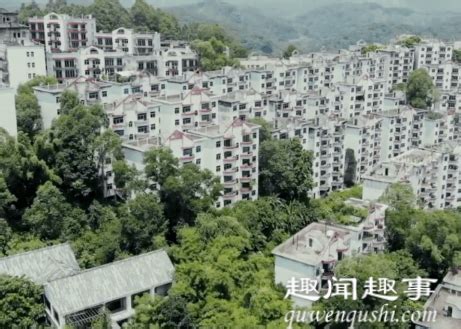 【深度】住在广州最大烂尾楼盘里：22年重建无果，业主黑发渐白|界面新闻 · 中国