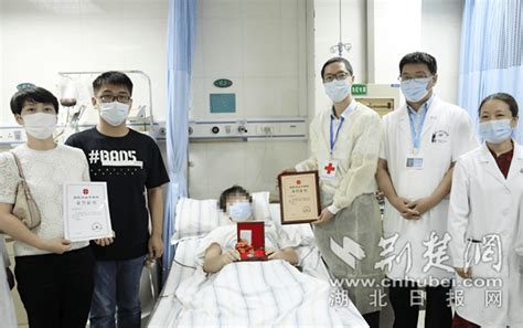 女大学生捐献脑死亡妈妈器官：尊重妈妈生前的选择_凤凰网视频_凤凰网