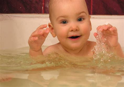 怎么给一岁左右的孩子洗澡 一岁左右宝宝洗澡方法 _八宝网