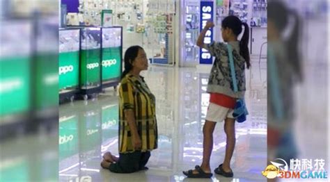 母亲下跪求15岁女儿别买iPhone 遭女儿当众斥责_3DM单机
