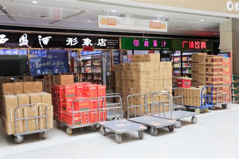 超市货架酒水陈列卖场摄影图配图高清摄影大图-千库网
