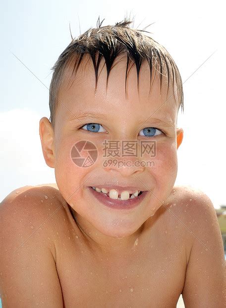 男孩在游泳池里游泳行动头发孩子海滩男生海浪快乐活力青年文化高清图片下载-正版图片320473223-摄图网