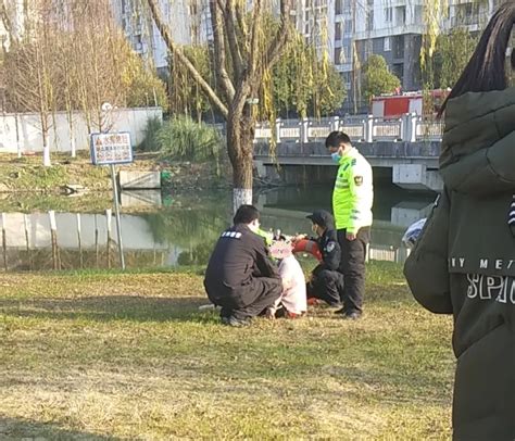 2岁女孩被锁车内，巡逻队员紧急救出 湘安保安
