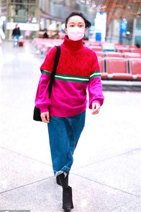 李沁最新机场私服，彩色毛衣搭牛仔裙青春活力，保暖不失可爱__凤凰网