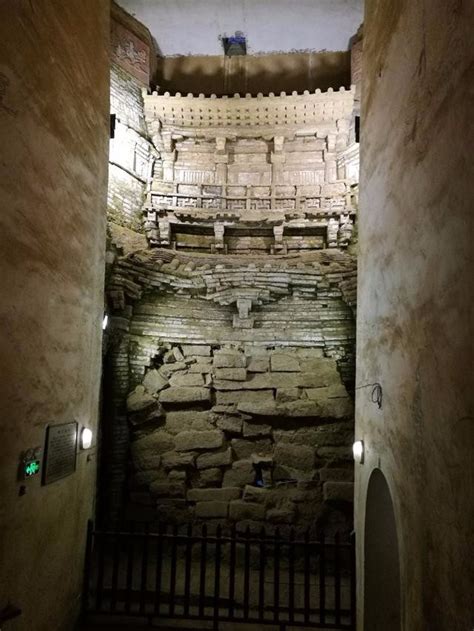 这座秦王墓的发现对于研究秦朝历史和秦始皇的生平有着重要的意义。专家们将继续对墓穴进行深入挖掘和研究，以期解开更多秘密和谜团。