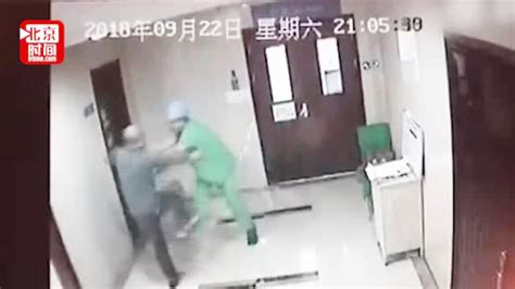 北大医院医生被孕妇家属殴打时还手 网友担心医生被认定互殴_手机新浪网