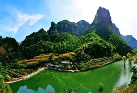 航拍中国新疆绿色的草原和天山山脉风光视频素材_ID:VCG2217054153-VCG.COM