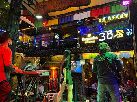 东莞下坝村酒吧区里，竟然有一家陶坊，在灯红酒绿的映衬下……__财经头条