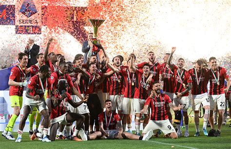 意大利AC米兰足球俱乐部时隔11年再度夺得意甲冠军