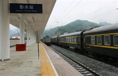彭水火车站新站台一号站台迎来首趟客运列车