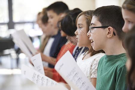 群学校的孩子合唱里唱歌高清图片下载-正版图片300681870-摄图网
