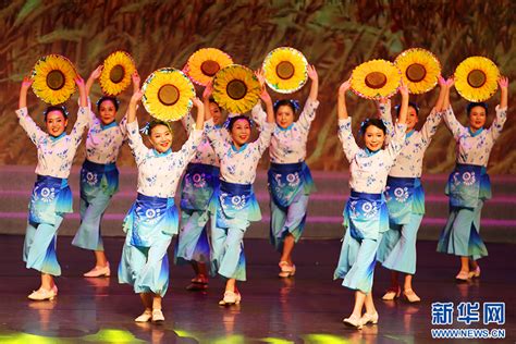 西安闹市“广场舞” 新疆舞受欢迎（图）--陕西频道--人民网