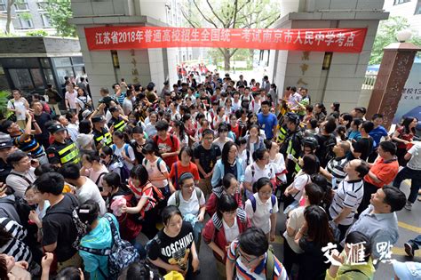 【吉镜头】6月6日下午高考验考场 长春考生凭证进入考点-中国吉林网