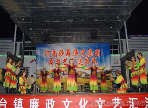 农村歌舞团美女吹唢呐，引来村民围观，太好听了！_腾讯视频