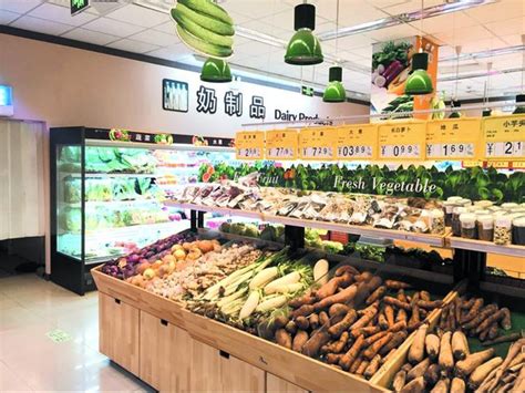 中年夫妇超市选购蔬菜高清图片下载-正版图片501423201-摄图网