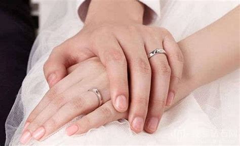 情侣钻戒应该戴在哪个手指 – 我爱钻石网官网