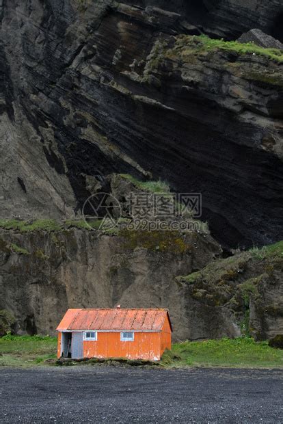 黑色岩石前的小屋中避难所海滩高瓦楞高清图片下载-正版图片307634454-摄图网