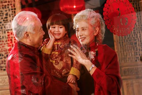 幸福的祖父母抱着孙子高清摄影大图-千库网