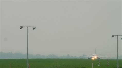 飞机在下雨时起飞mov格式视频下载_正版视频编号3878249-摄图网