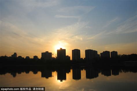 北京冬日天气晴好 玉渊潭蓝天白云似“仙境”