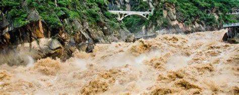 暴雨倾盆而下！广西桂林灌阳河流涨水 公路损坏-图片频道