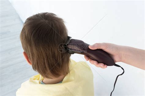 来来往往100号剪发作品:用电推剪帮老婆剃了后脑勺的头发(38)