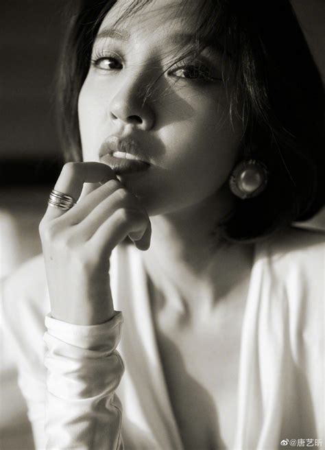 形象照黑白甜美女生头像