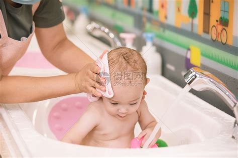 阿姨给婴幼儿洗澡擦干头发特写高清图片下载-正版图片501657171-摄图网