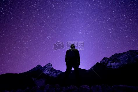 仰望星空图片