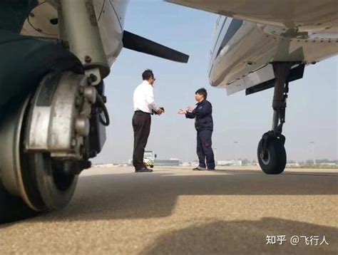 济南国际机场：飞机降落时跑道爆胎竟然没有救援设备拖移飞机 - 知乎