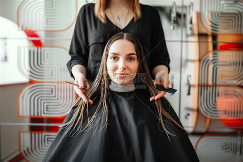 理发师那边的男人，她正在剪发——特写镜头有选择地聚焦在她的手上高清摄影大图-千库网