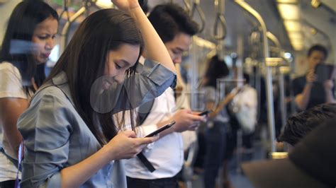 《地铁上》手机偷拍|摄影|人文/纪实|LVEL - 原创作品 - 站酷 (ZCOOL)