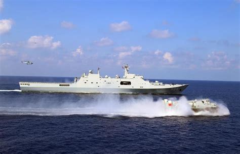 中国海军第五艘万吨两栖登陆舰亮相 可搭载一个加强营_凤凰网