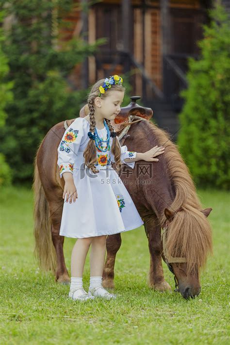 穿着乌克兰民族服装微笑的年轻女高清图片下载-正版图片503173372-摄图网