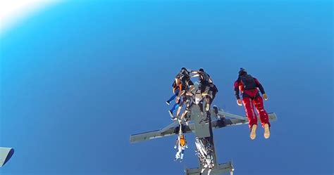 最刺激的高空跳伞，164人从机舱里一起跳下来，还打破了世界纪录
