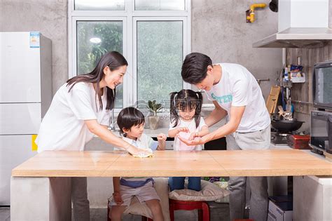 孩子帮助父母做家务擦桌子高清图片下载-正版图片500441028-摄图网