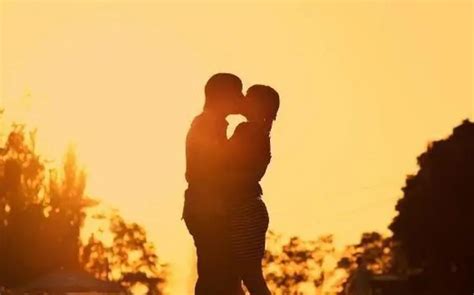男人亲吻女人情侣男人亲吻女人情侣大全jpg格式图片下载_熊猫办公
