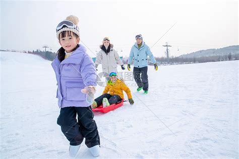 一家人一起去滑雪场滑雪高清图片下载-正版图片501904570-摄图网