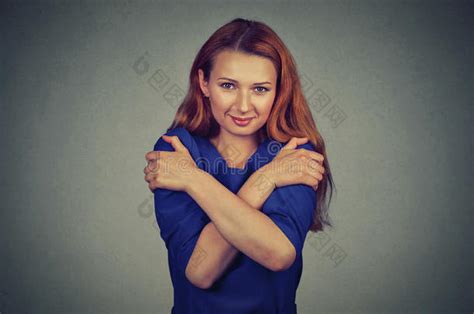 自信微笑的女人抱着自己-包图企业站