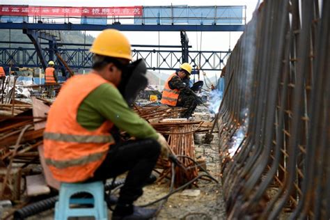 G220万载至袁州段（宜万同城）改建工程跨沪昆高速桥全幅贯通