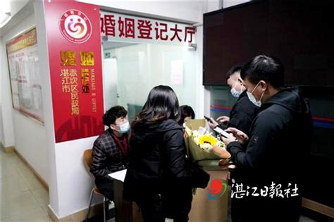 “520”新人排队领证 多地婚姻登记处迎来结婚潮-新闻中心-温州网