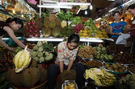 印度尼西亚苏门答腊Durian水果街头市场摊位东南亚许多人认为Durian是高清图片下载-正版图片507240677-摄图网