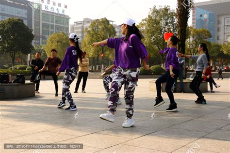 穿迷彩裤的女孩跳广场舞蹈,健身运动,体育摄影,摄影素材,汇图网www.huitu.com