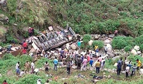 印度一大巴坠入峡谷 已致至少47死11伤(图)