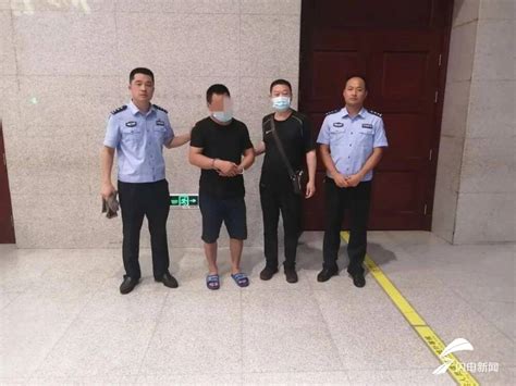 重庆警察破获特大制假案 缴获假章假证1.5万个_荔枝网新闻