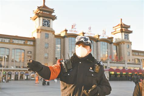 铁路民警张科峰：穿上三层衣，巡视站前广场_京报网