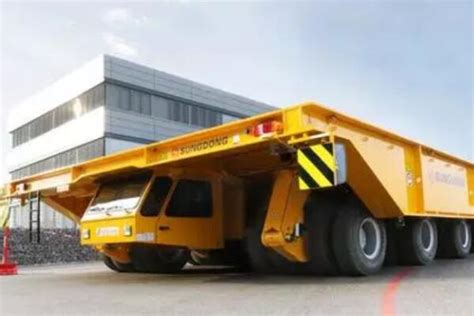 【工业之美】一个轮子就比一辆普通卡车高 世界最大自卸卡车载重超500吨|界面新闻 · 商业