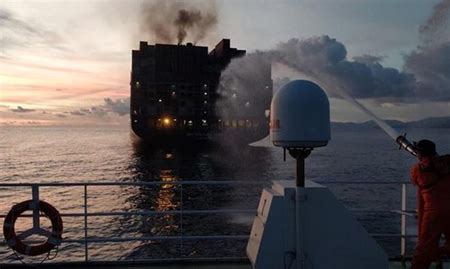俄罗斯第二艘“西北风”级两栖攻击舰船尾下水 _军事频道_凤凰网